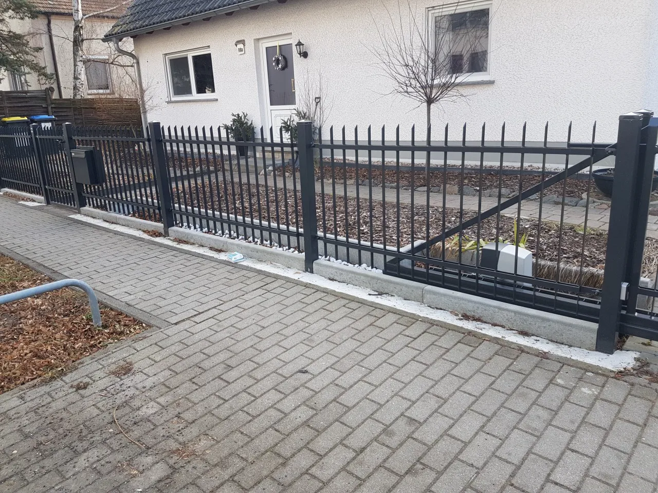 an-ariel-view-of-a-backyard-deck_t20_EnLlo4